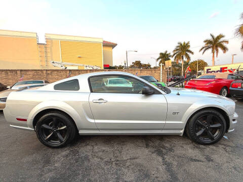 2005 Ford Mustang GT Deluxe