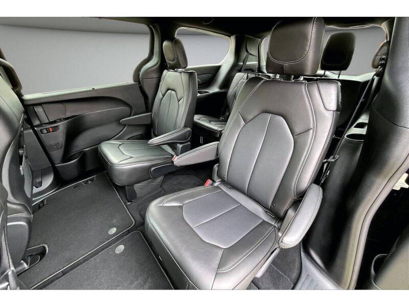 2027 Chrysler Pacifica Select