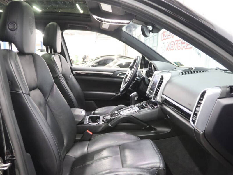 2017 Porsche Cayenne Platinum Edition
