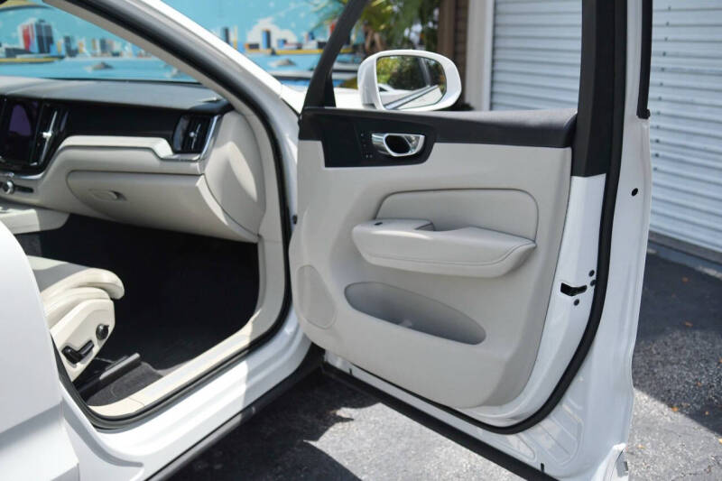 2023 Volvo XC60 B6 Ultimate Bright Theme
