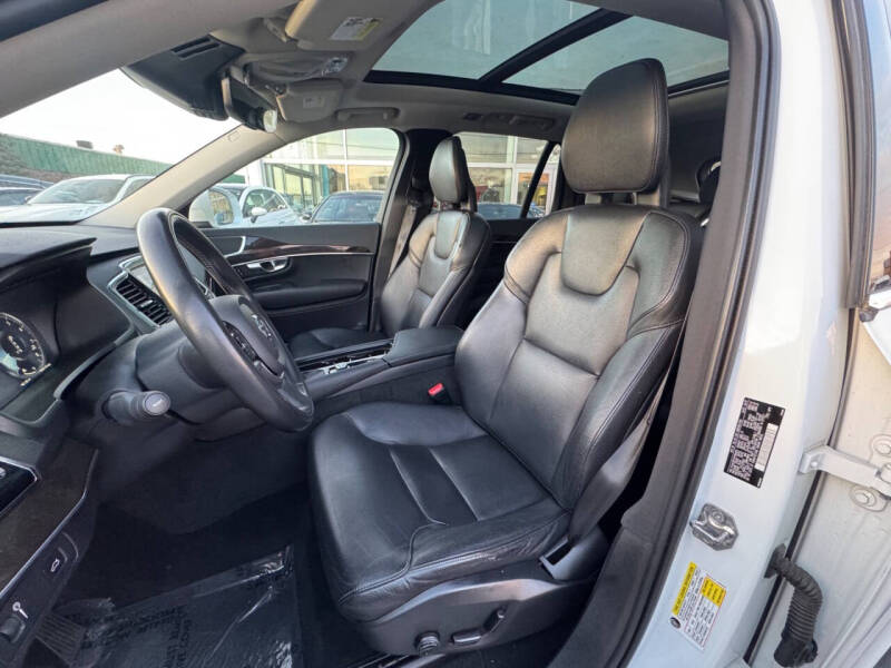 2017 Volvo XC90 T6 Momentum