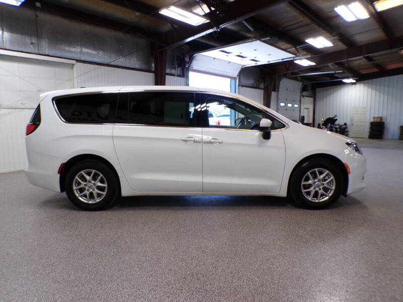 2022 Chrysler Voyager LX