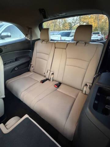 2021 Honda Pilot Touring w/Rear Captain's Chairs