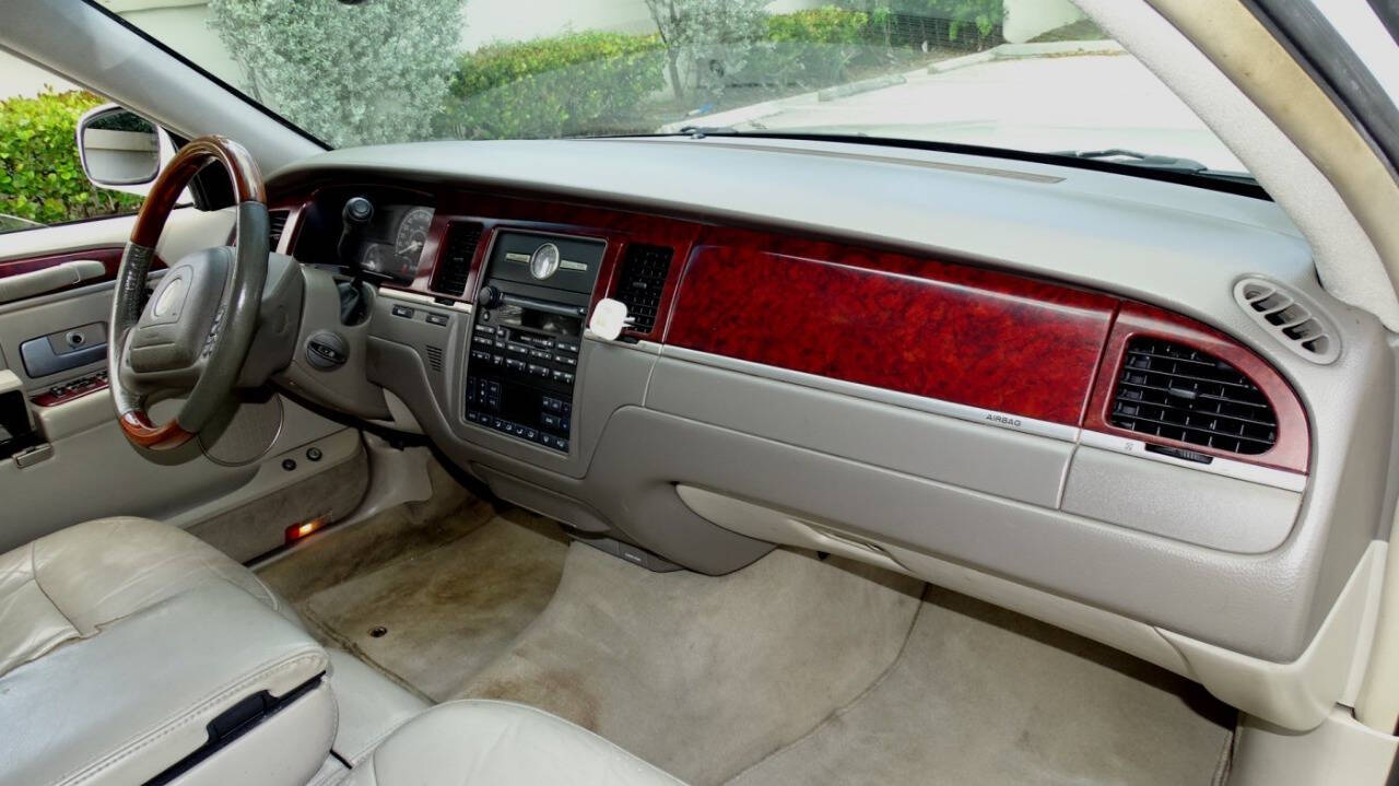 2004 Lincoln Town Car 20