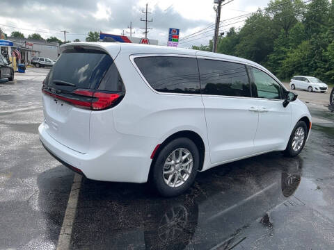 2027 Chrysler Pacifica Select