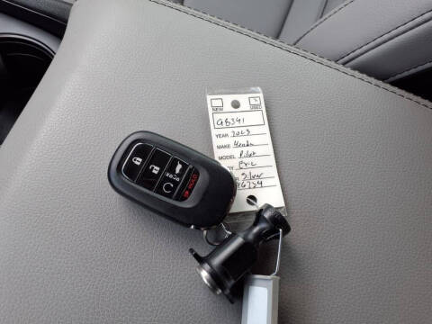 2023 Honda Pilot EX-L w/Rear Captain's Chairs