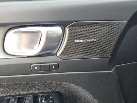 2023 Volvo XC40 B5 Plus Dark Theme