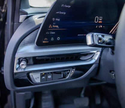 2024 Cadillac LYRIQ Luxury 2