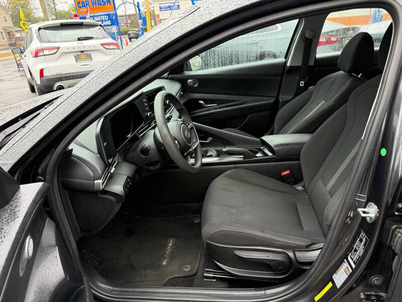 2022 Hyundai Elantra SE