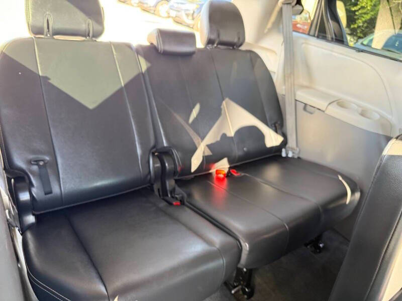 2013 Toyota Sienna SE 8-Passenger