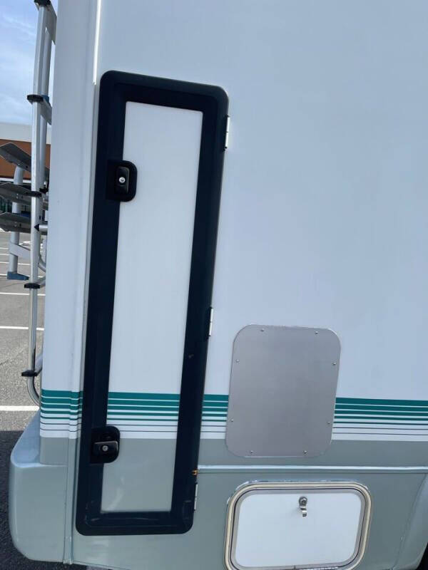 1997 Isuzu Elf Camper