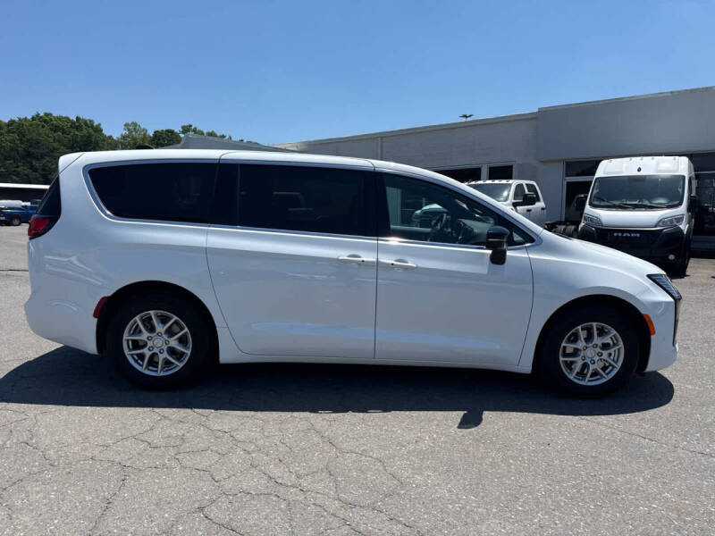 2027 Chrysler Pacifica Select