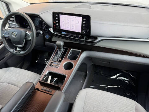 2021 Toyota Sienna LE 8-Passenger