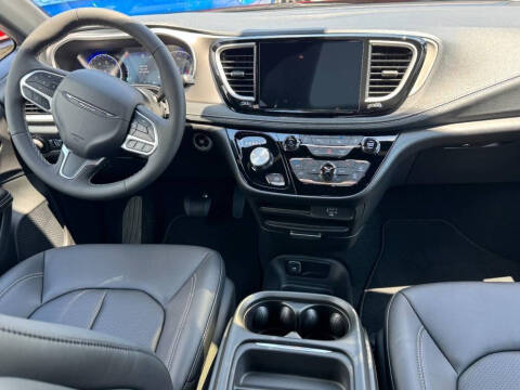 2027 Chrysler Pacifica Select