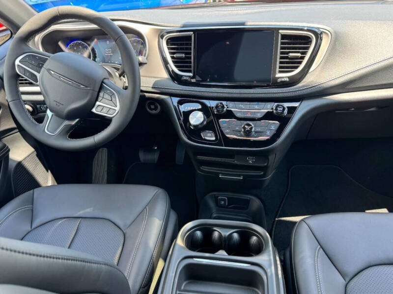 2027 Chrysler Pacifica Select
