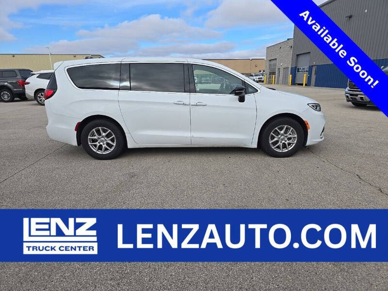 2025 Chrysler Pacifica Select
