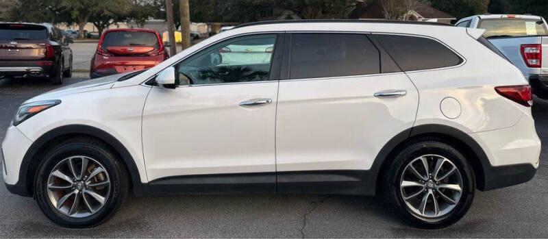 2017 Hyundai Santa Fe SE photo 2