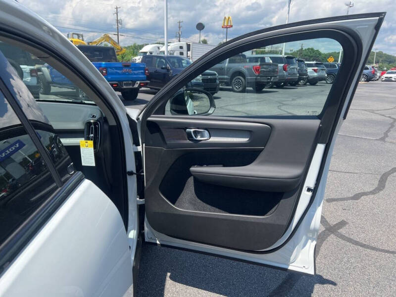 2026 Volvo XC40 B5 Plus