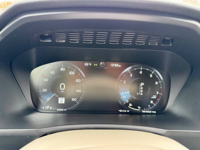 2017 Volvo XC90 T6 Momentum