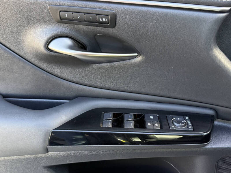 2024 Lexus ES 300h F SPORT Design