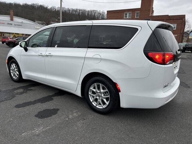 2022 Chrysler Voyager LX