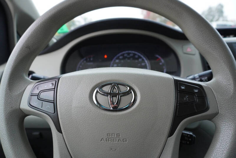 2013 Toyota Sienna LE 7-Passenger Auto Access Seat