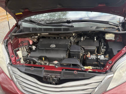 2014 Toyota Sienna XLE 7-Passenger Auto Access Seat