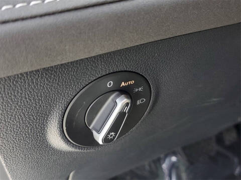 2025 Volkswagen Taos SE Black