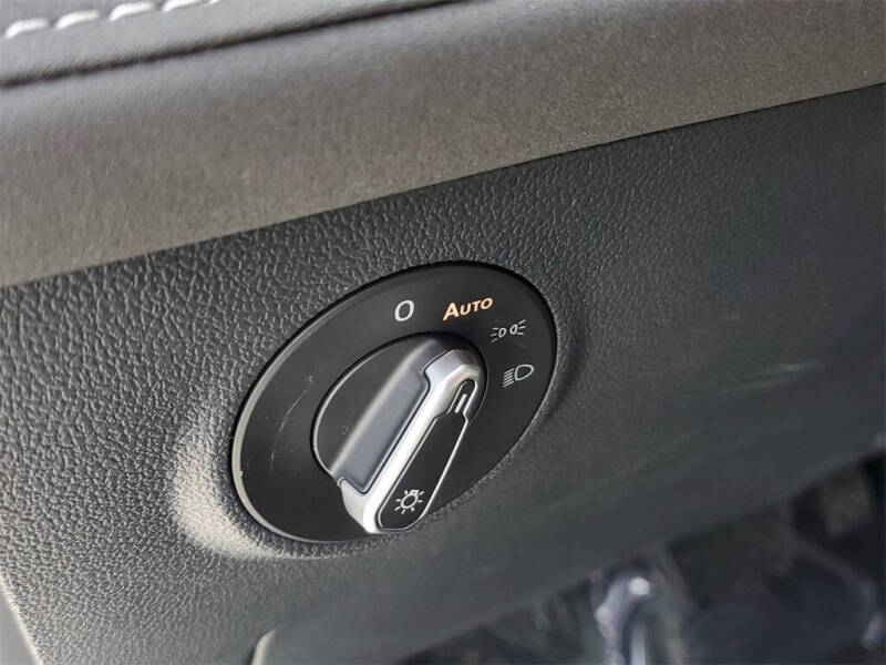 2025 Volkswagen Taos SE Black