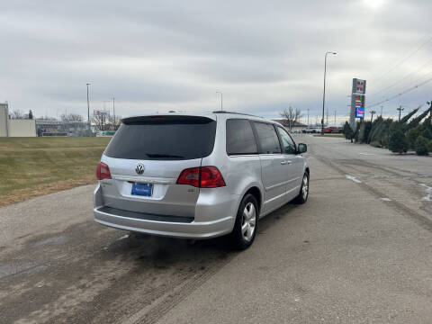 2011 Volkswagen Routan SE