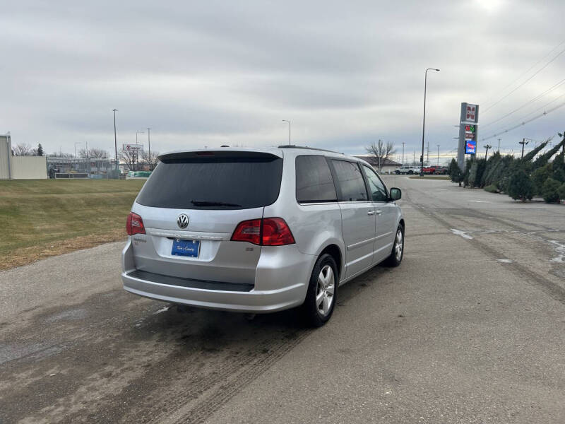 2011 Volkswagen Routan SE
