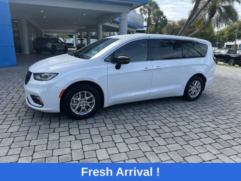 2025 Chrysler Pacifica Select