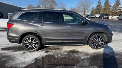 2019 Honda Pilot Touring w/Rear Captain's Chairs