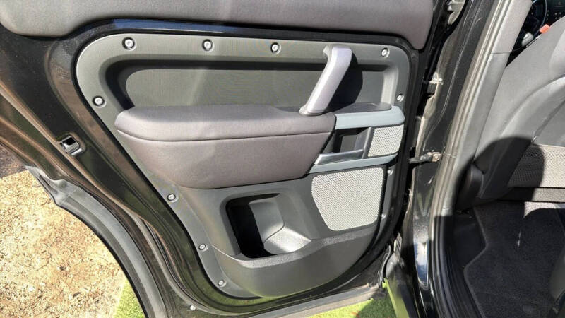 2024 Land Rover Defender 130 P400 X-Dynamic SE