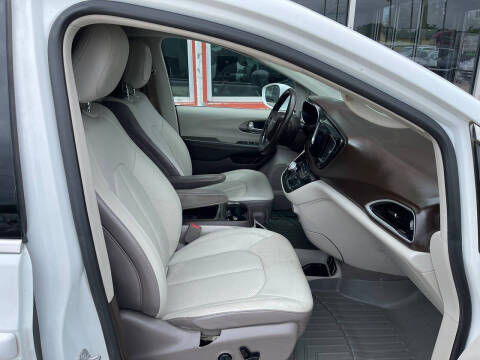 2017 Chrysler Pacifica Touring-L Plus