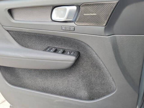 2022 Volvo XC40 T5 R-Design