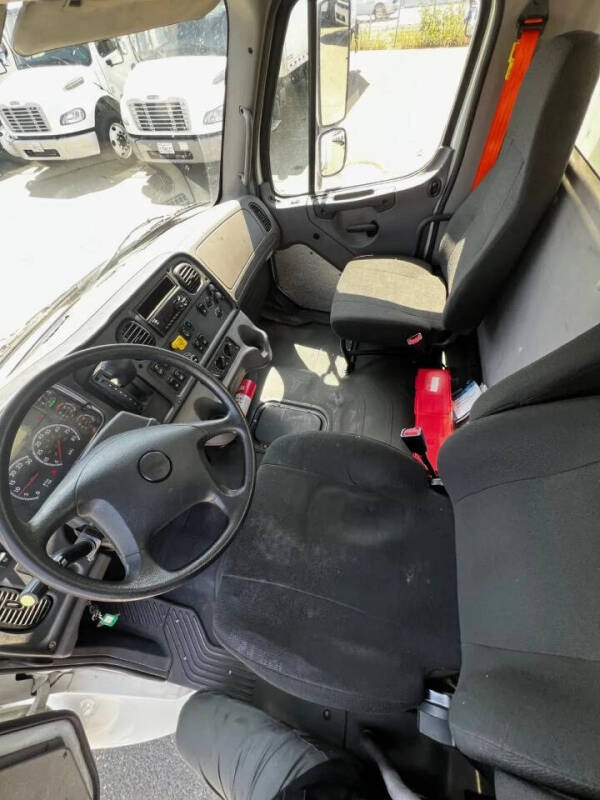 2021 Freightliner M2 106