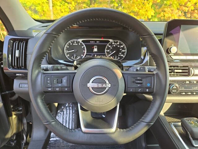 2025 Nissan Pathfinder SV