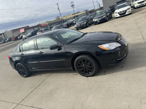 2014 Chrysler 200 for sale at United Motors in Saint Cloud MN