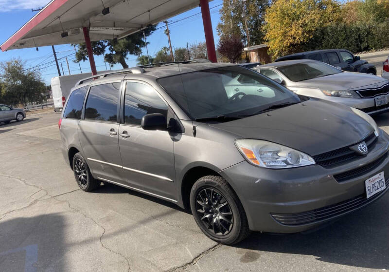 2005 Toyota Sienna LE photo 3