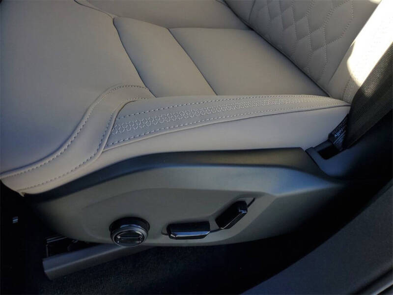 2025 Volvo XC90 B6 Core Bright Theme