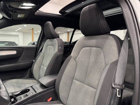 2025 Volvo XC40 B5 Core Bright Theme