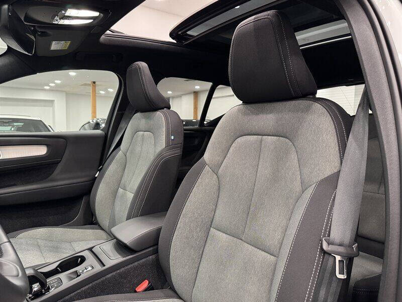 2025 Volvo XC40 B5 Core Bright Theme