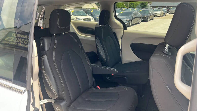 2022 Chrysler Voyager LX