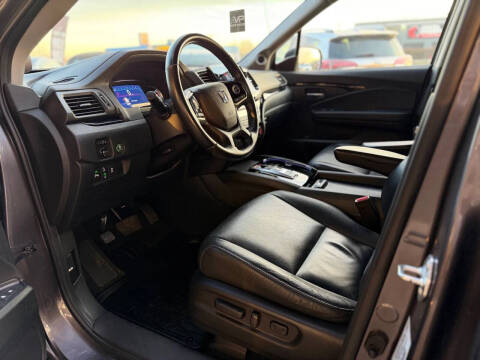 2021 Honda Pilot Touring w/Rear Captain's Chairs