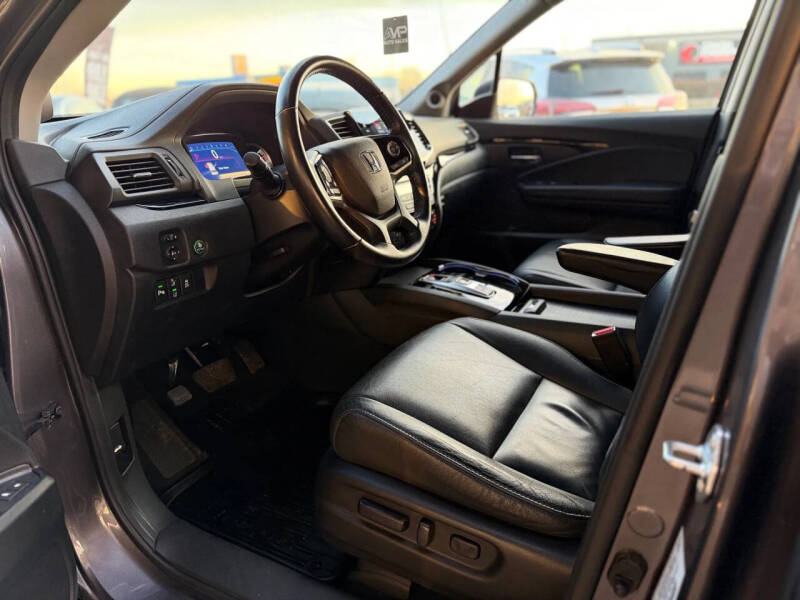 2021 Honda Pilot Touring w/Rear Captain's Chairs
