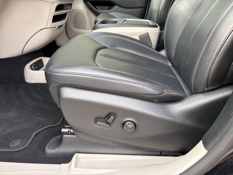 2024 Chrysler Pacifica Plug-In Hybrid Select