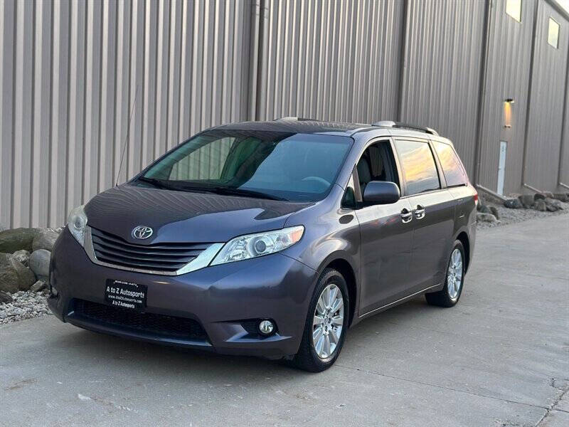 2014 Toyota Sienna XLE photo 3