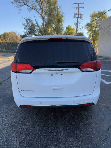 2017 Chrysler Pacifica Touring-L Plus