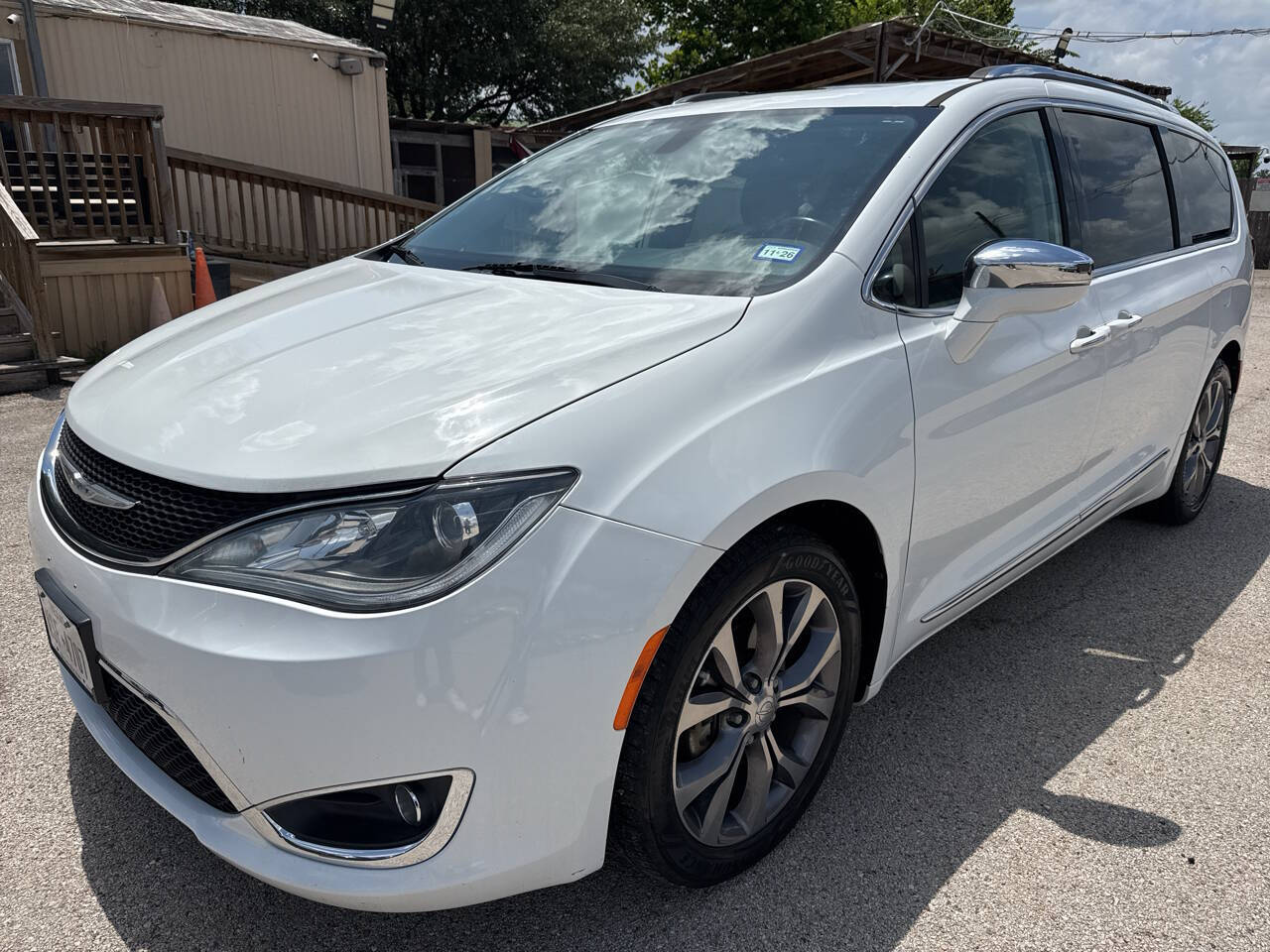 White 2018 Chrysler Pacifica Limited Limited 4dr Mini-Van 1
